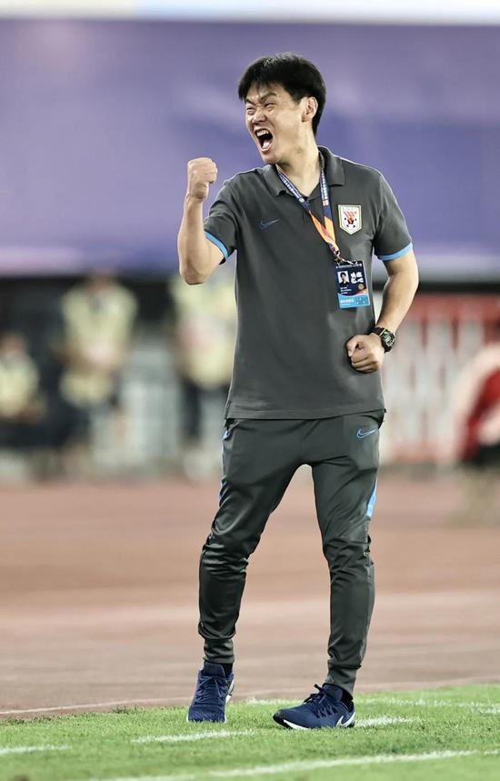 jiuyougame-关于关键时刻体能课后，圣安东尼奥马刺防线松动备战中超，压力陡增，团队化学反应显著的信息